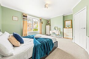 Warm Cosy Family Home With Free Parking