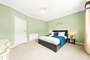 Warm Cosy Family Home With Free Parking
