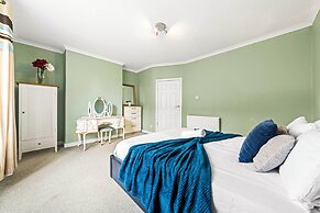 Warm Cosy Family Home With Free Parking