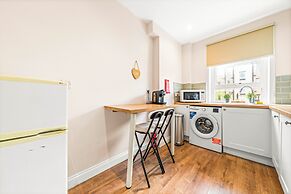 Warm Cosy Family Home With Free Parking