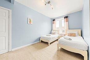 Warm Cosy Family Home With Free Parking