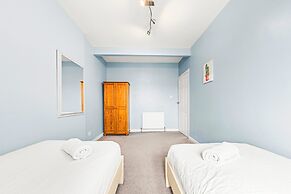 Warm Cosy Family Home With Free Parking