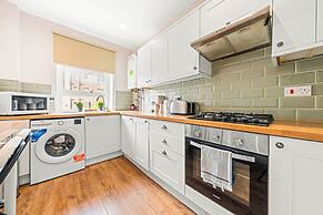 Warm Cosy Family Home With Free Parking