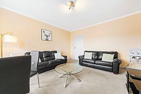 Warm Cosy Family Home With Free Parking