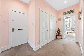 Vibrant Spacious Apartment In West End