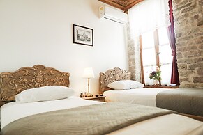4 Rooms Hotel
