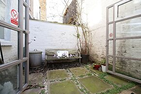 Bright Chic Garden Apartment