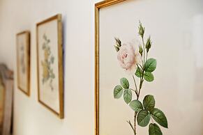 Bright Chic Garden Apartment