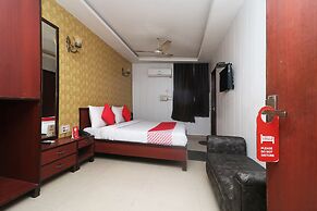 OYO 28053 Hotel Gayatri Palace