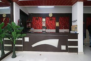 OYO 28053 Hotel Gayatri Palace