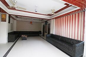 OYO 28053 Hotel Gayatri Palace