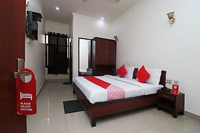 OYO 28053 Hotel Gayatri Palace