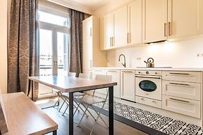 halu! Stylish & Bright Centre Home