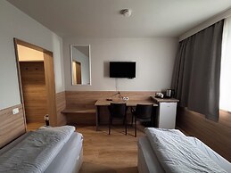 F Hotel 24h Check-In