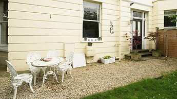 2 Bed House - Sleeps 6 - Garden, Pets, Parking