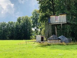 Treehouse Magpies Nest With Bubble Pool