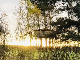 Treehouse Magpies Nest With Bubble Pool