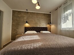 Deluxe Apartment near Bridge