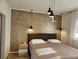 Deluxe Apartment near Bridge