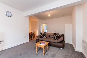 2 Bed Flat in Pedestrianized High Street