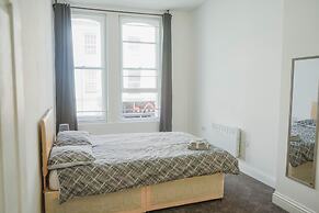 1 Bed Flat in Pedestrianized High Street