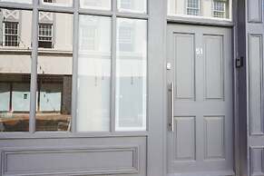 1 Bed Flat in Pedestrianized High Street