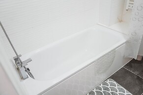 1 Bed Flat in Pedestrianized High Street