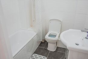 1 Bed Flat in Pedestrianized High Street