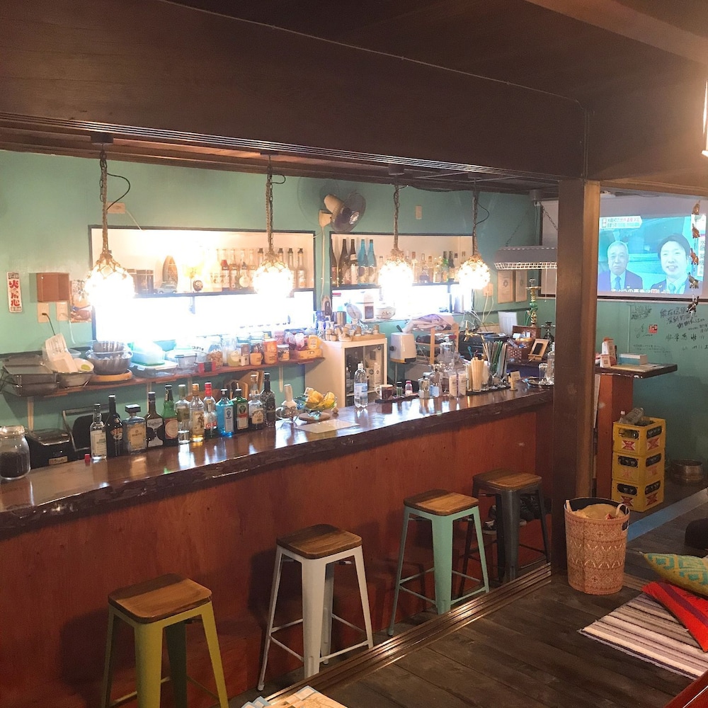 Guest House & Bar Diamond Head