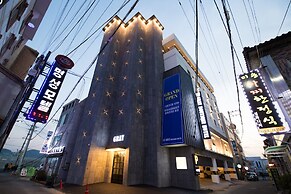 Gray Hotel