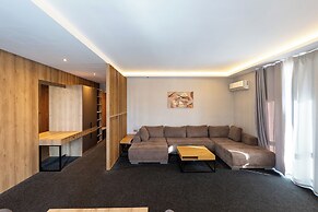 Avenue Deluxe
