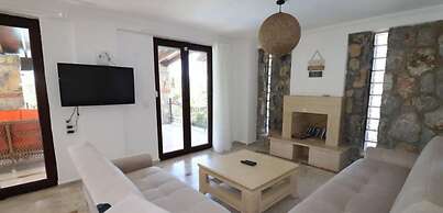 Villa XT12 by JoyLettings