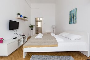 Erzsebet 53 Apartment