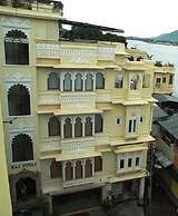 Hotel Raj Niwas