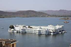 Hotel Raj Niwas