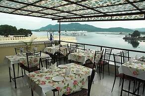 Hotel Raj Niwas