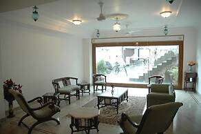 Hotel Raj Niwas