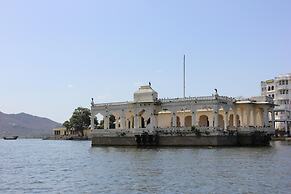 Hotel Raj Niwas
