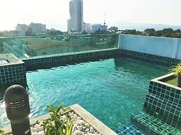 Fantastic Roof top Pool!