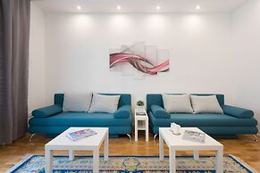 Spacious and Modern Central Triplex- Free Parking!