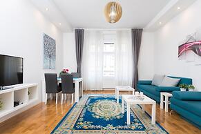 Spacious and Modern Central Triplex- Free Parking!