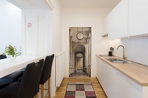 Spacious and Modern Central Triplex- Free Parking!