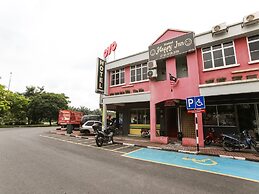 OYO 89585 Hotel Happy Inn