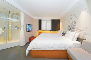 No. 8 Art Hotel