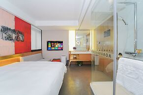 No. 8 Art Hotel
