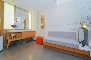 No. 8 Art Hotel