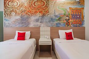 RedDoorz Plus @ Point Phila Cihampelas