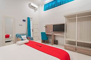 RedDoorz Plus @ Point Phila Cihampelas