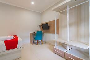 RedDoorz Plus @ Point Phila Cihampelas