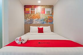 RedDoorz Plus @ Point Phila Cihampelas